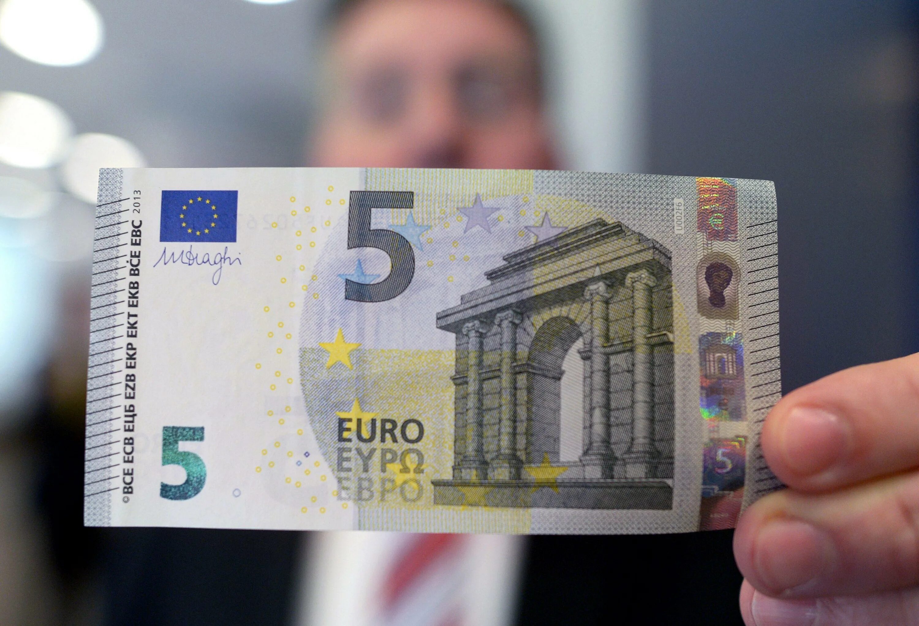 Самые крупные евро. 5 Евро купюра. Банкноты евро банкноты евро. Купюры евро современные. 5 Евро банкнота новая.