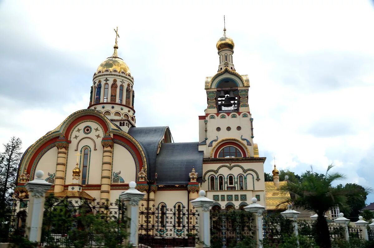 Церковь архангела михаила в сочи. Храм владимира в сочи на виноградной. Кафедральный собор владимира равноапостольного, сочи. Храм св пантелеймона в сочи. Храм на мамайке в сочи.