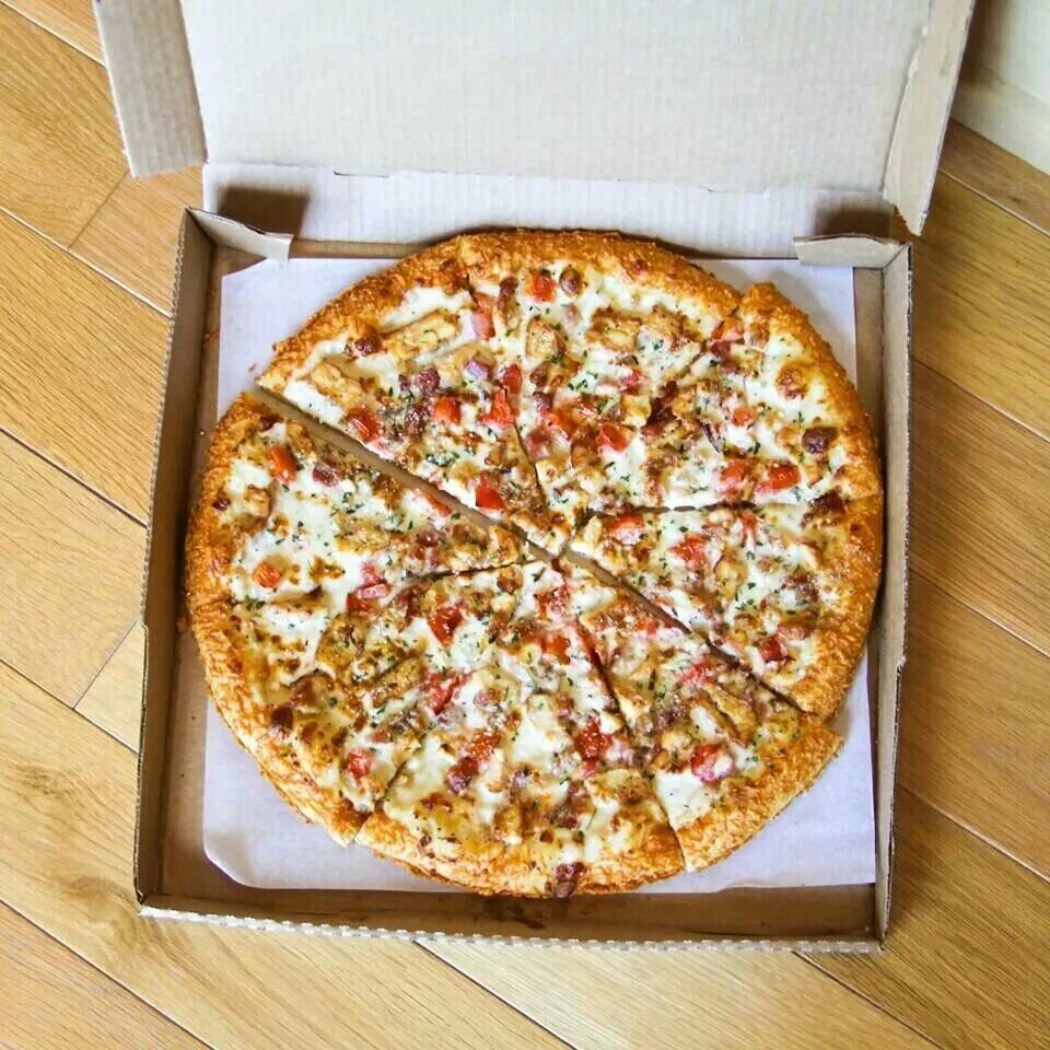Почему пицца круглая а коробка квадратная. Pizza hut итальянская пицца. пицца в коробке. пицца в коробочке. большая пицца в коробке.