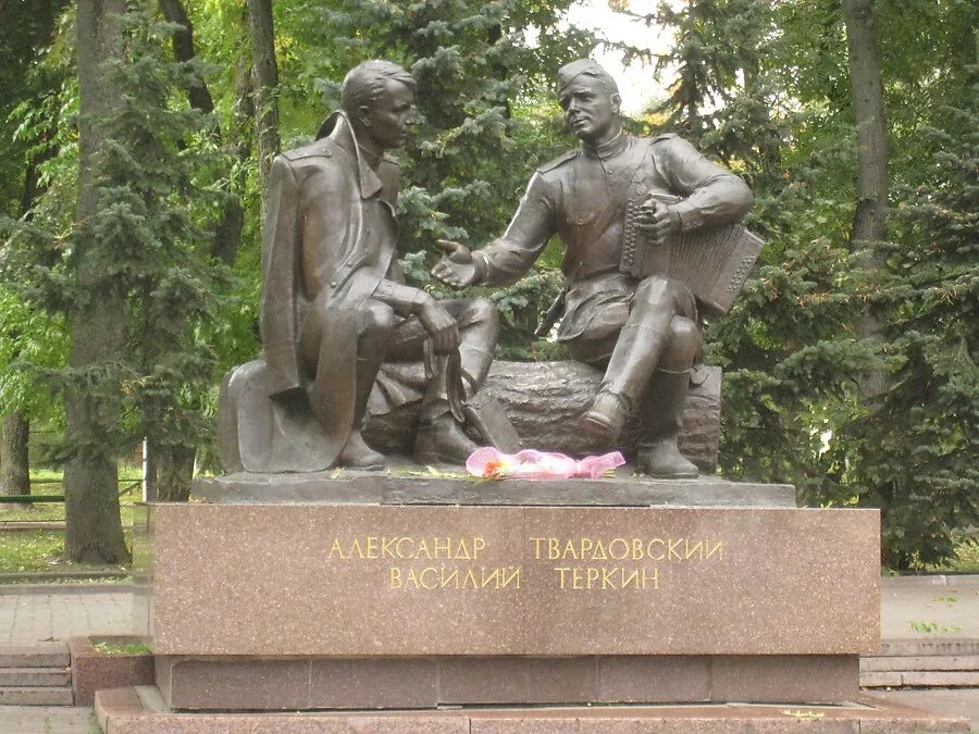 Памятник теркину в смоленске. Памятник Александру Твардовскому и Василию Тёркину в Смоленске. Твардовский и Теркин памятник Смоленск.