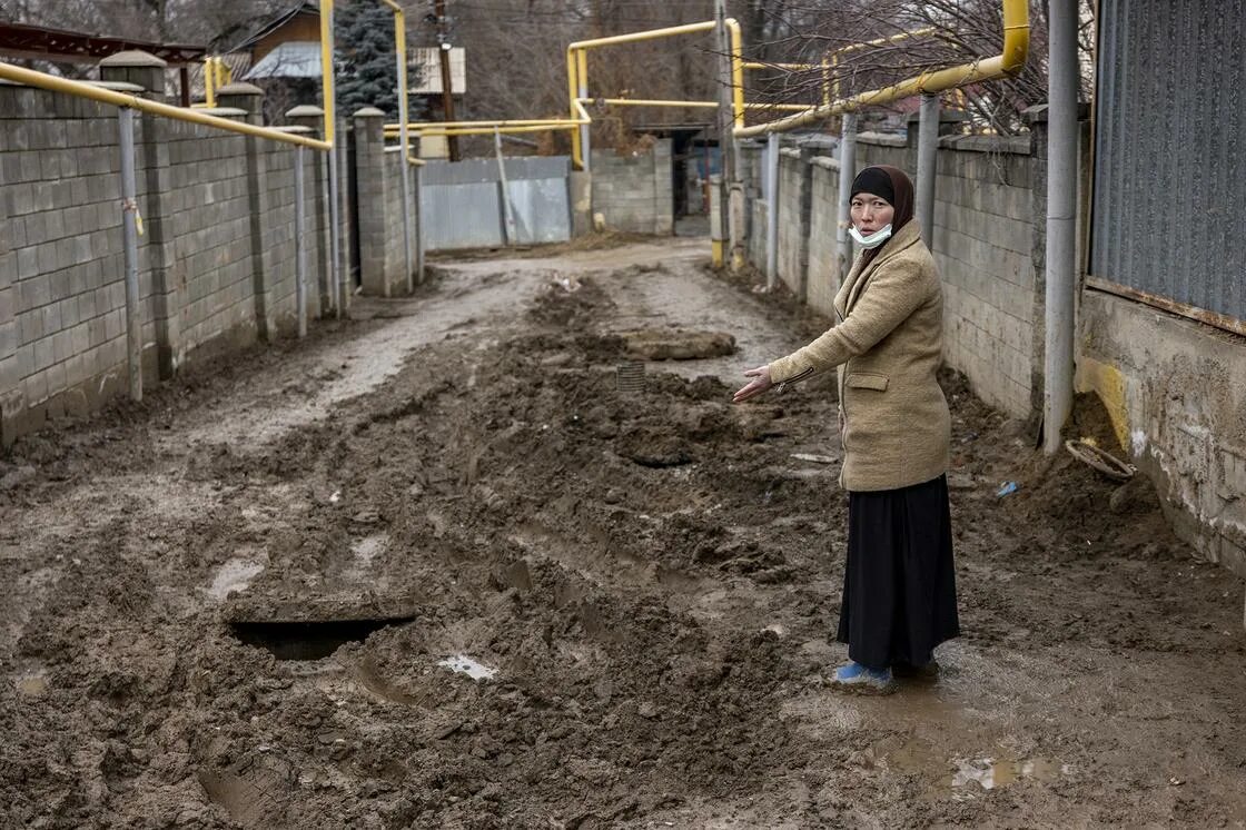 Непролазная грязь. Непролазная грязь в деревне. Непролазная грязь на остановке.