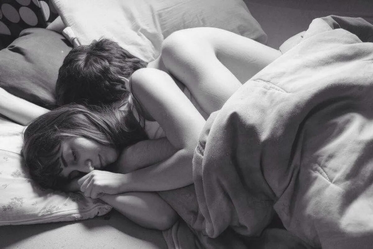 Спящие дочери. Куни маленькой девочке. Маленького мальчика заставляют. Спящая сестренка. Трогает сестру.