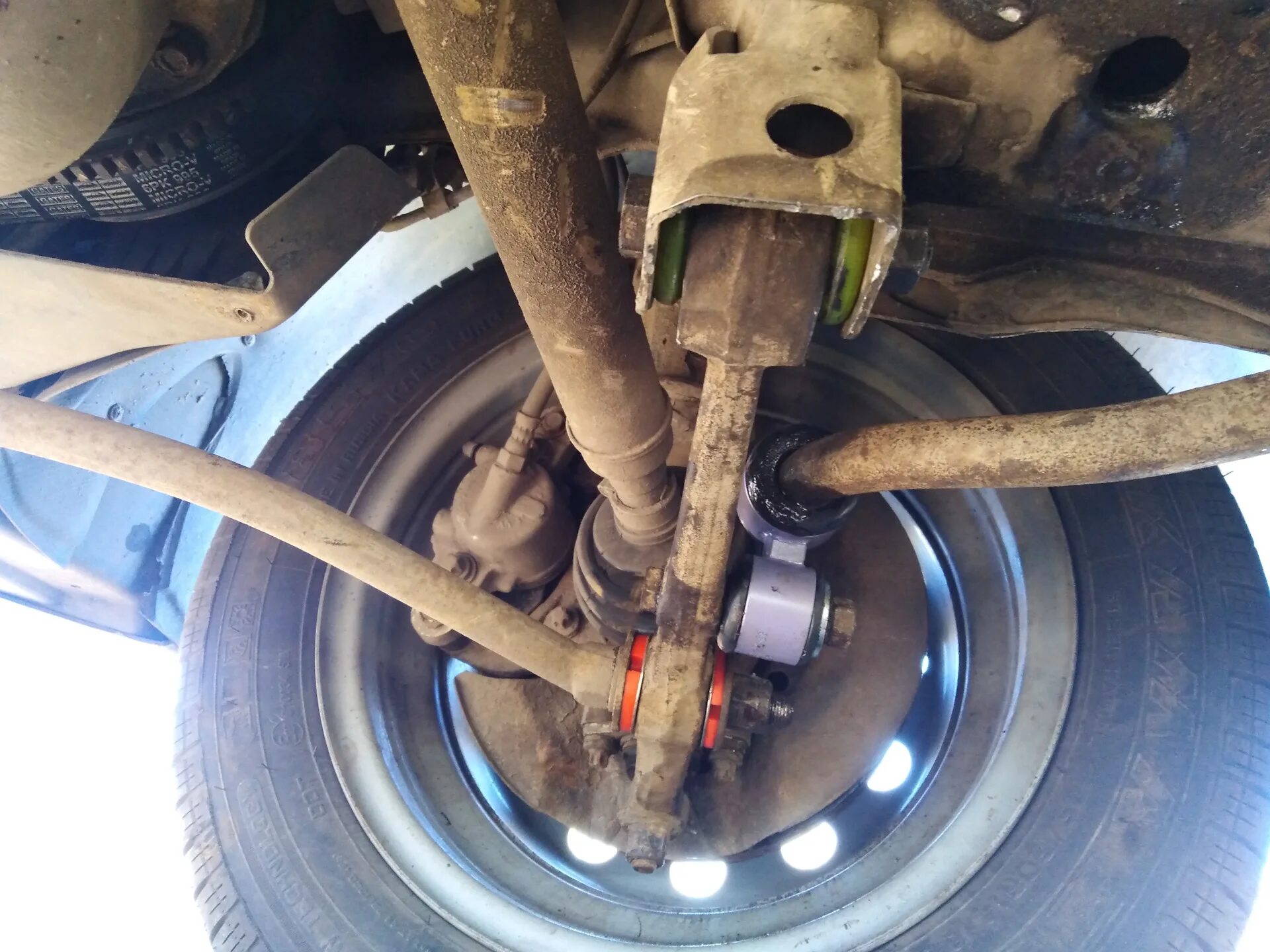 Сайлентблок стабилизатора 2h0511414a. Втулка заднего амортизатора гранта. Замена сайлентблоков гранта. Замена сайлентблоков гранта. Сайлентблок задней балки гранта.