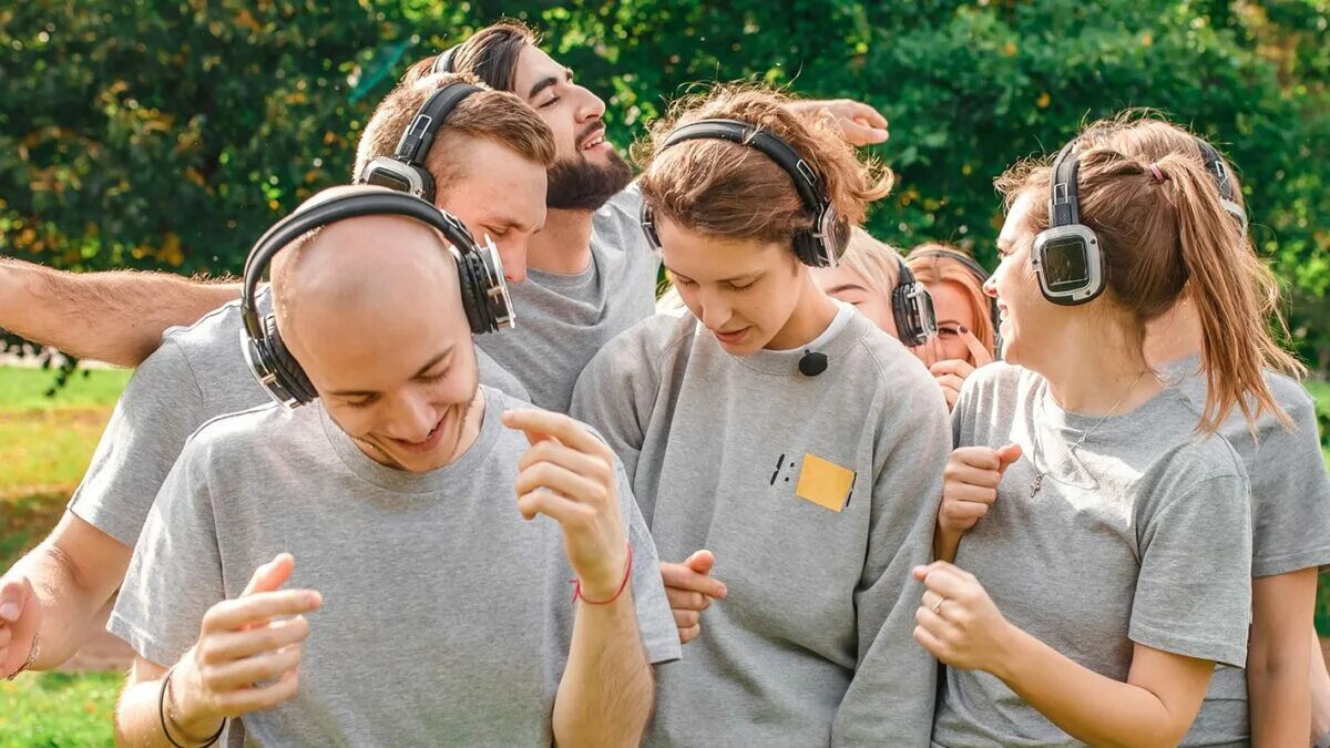 They listening to music now. Подросток в наушниках. Молодежь с наушниками. Толпа в наушниках. Человек в наушниках.