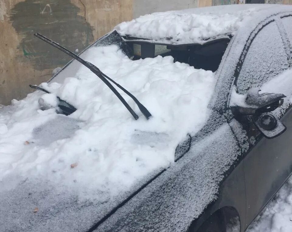 Падение снега на автомобиль. Глыба льда автомобиль. Снег упал на Киа Рио. Снег раздавил машину.