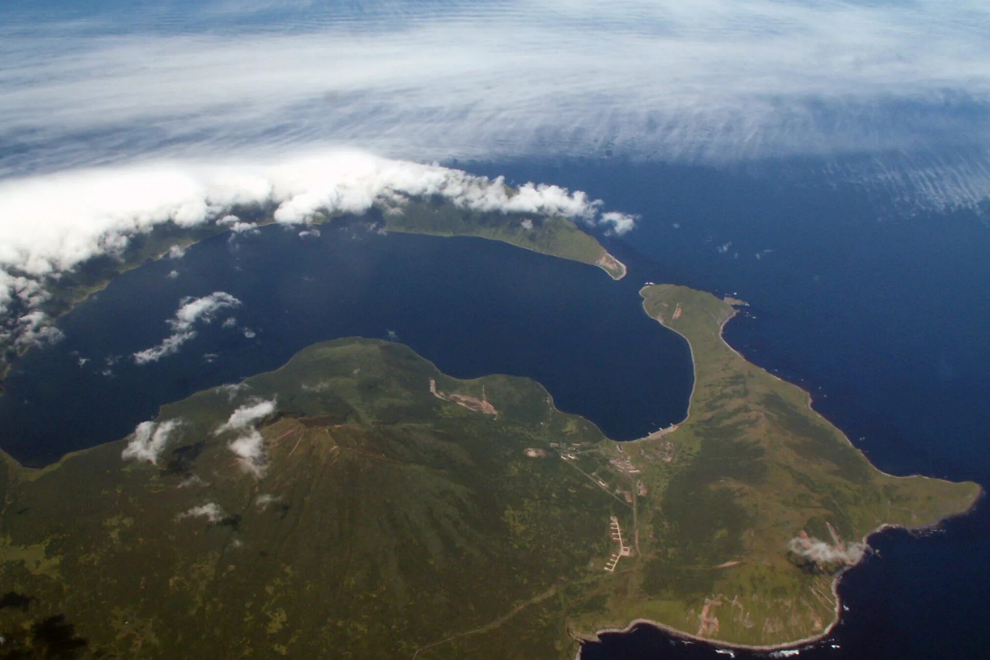 остров средней группы курильских островов. изумрудный грот янкич (ушишир) курильские острова. остров средней группы курильских островов. расшуа -необитаемый курильский островок.