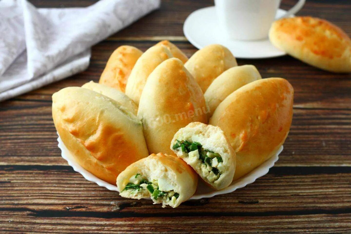 Пирожки с яйцом и луком. Пирожки с яйцом и зеленым луком. Пирожок с луком и яйцом Печеный. Мини пирожки с яйцом