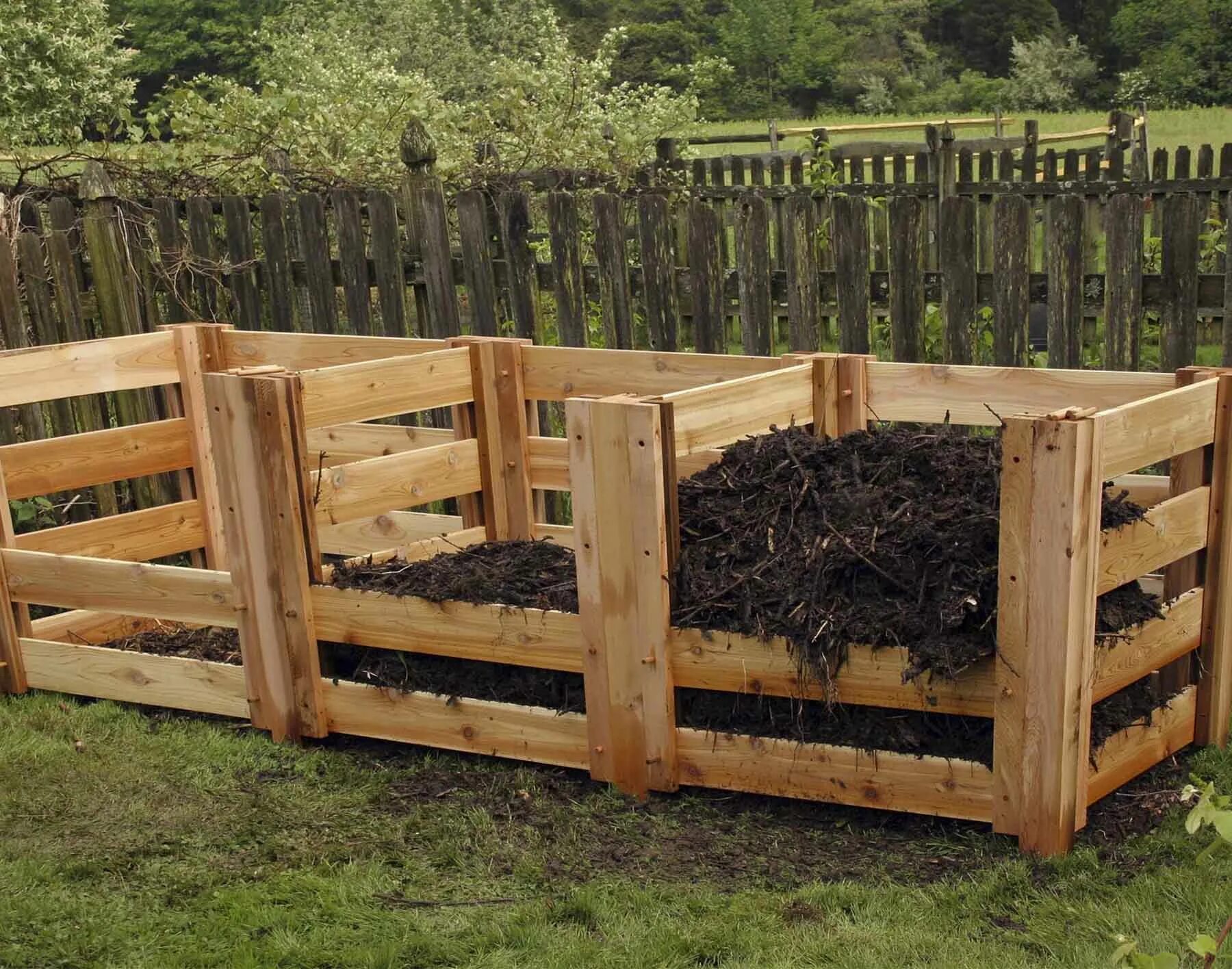 Компостная яма. Компостная яма на даче. Компостная яма компостная яма. Компостная яма своими. Компостная яма перегноя.