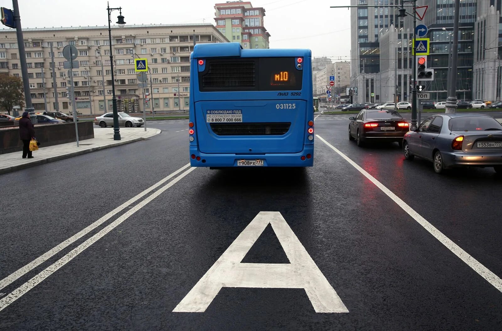 Выделенка в Москве. Выделенная полоса для общественного транспорта. Полоса для автобусов. Выделенка для автобусов.