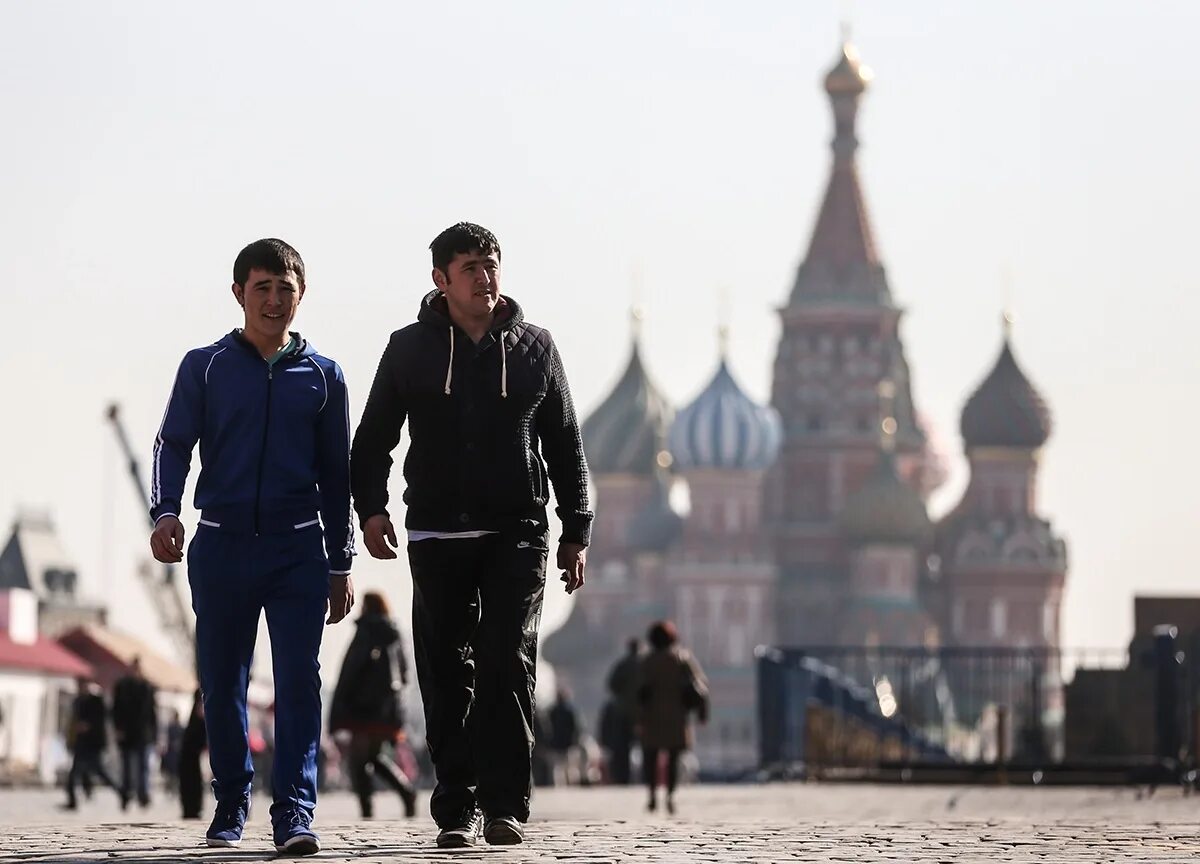 Таджики в москве новости последние. Трудовая миграция кыргызстанцы в Москве. Киргизы мигранты в Москве. Киргизы на красной площади. Эмигранты в Москве.