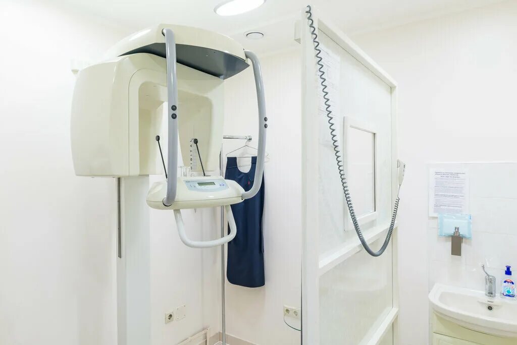 Интерьер стоматологической клиники. Больница в стиле хай тек. Hi tech стоматология красноярск. Стоматология дизайн интерьера яркий. Современный стоматологический кабинет.