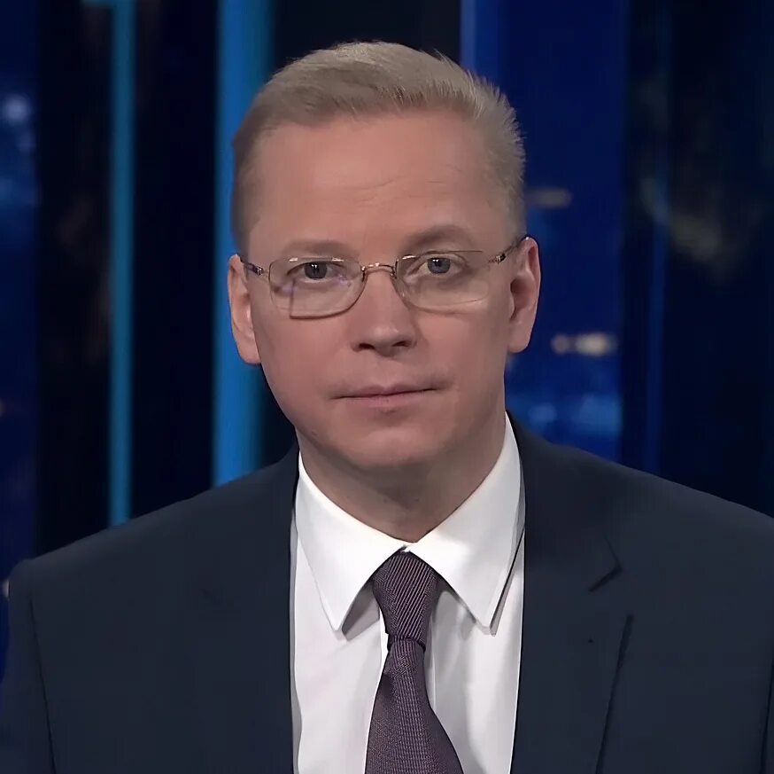 Эрнест телеведущий. Эрнест мацкявичюс жена алина ахметова. Телеведущий мацкявичюс сколько лет. Телеведущий мацкявичюс сколько лет. Эрнест ведущий россия 1.