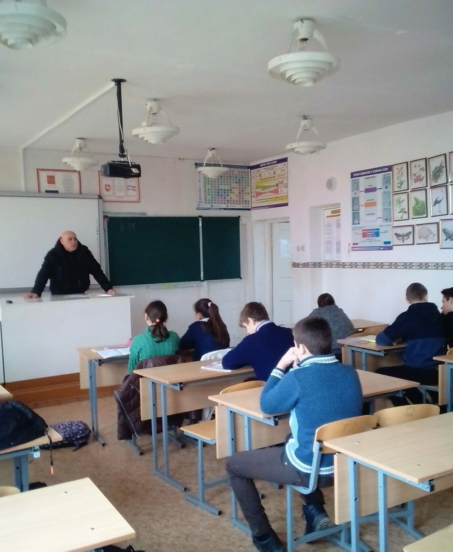 луганская специальная коррекционная школа-интернат. луганская школа детский. линейки в школе на день памяти. луганская школа джанкойский район. учителя ропшинской школы.