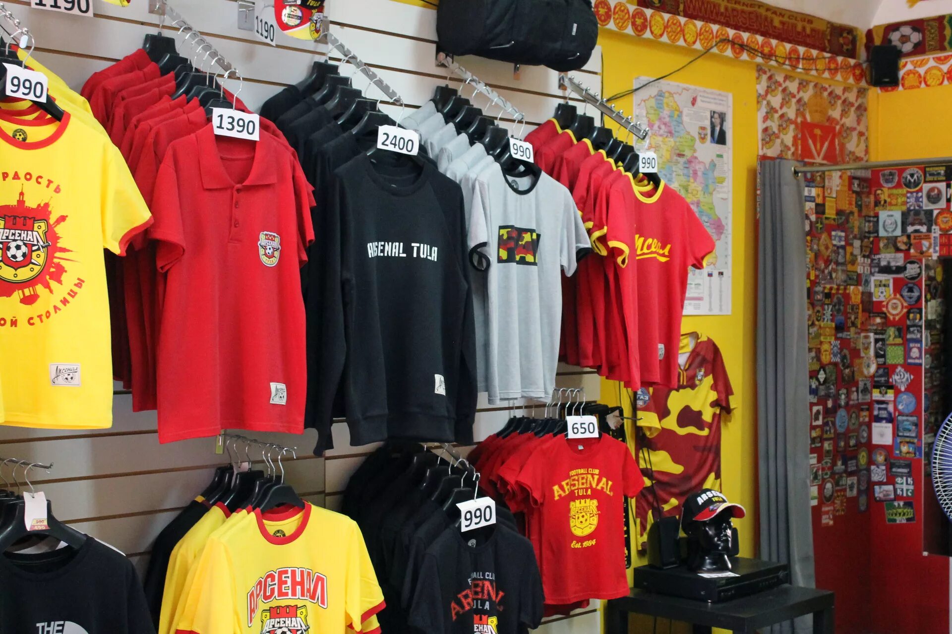 магазин спартак красная пресня. магазин спортивной атрибутики. магазин фк спартак москва. магазин атрибутики одежды. спартак атрибутика.