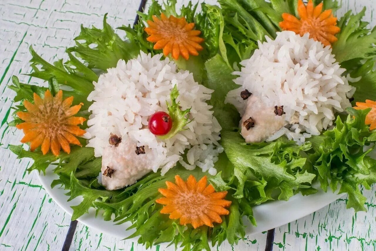 Куриные ежики. Ежики на новогодний стол. ежики с рисом для детей. блюда в форме ёжиков. блюдо для детей украсить ежик.