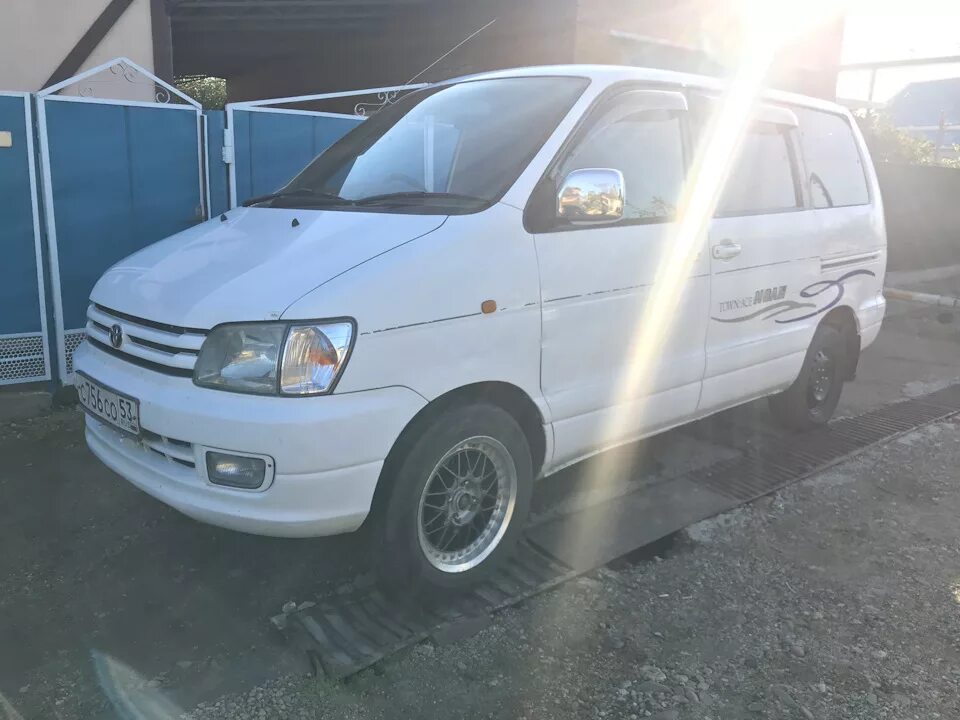 Toyota Lite Ace Noah обвес. Toyota Town Ace Noah, цвет белый. Toyota Town Ace Noah 2003 года. Toyota Town Ace Noah двухцветный.