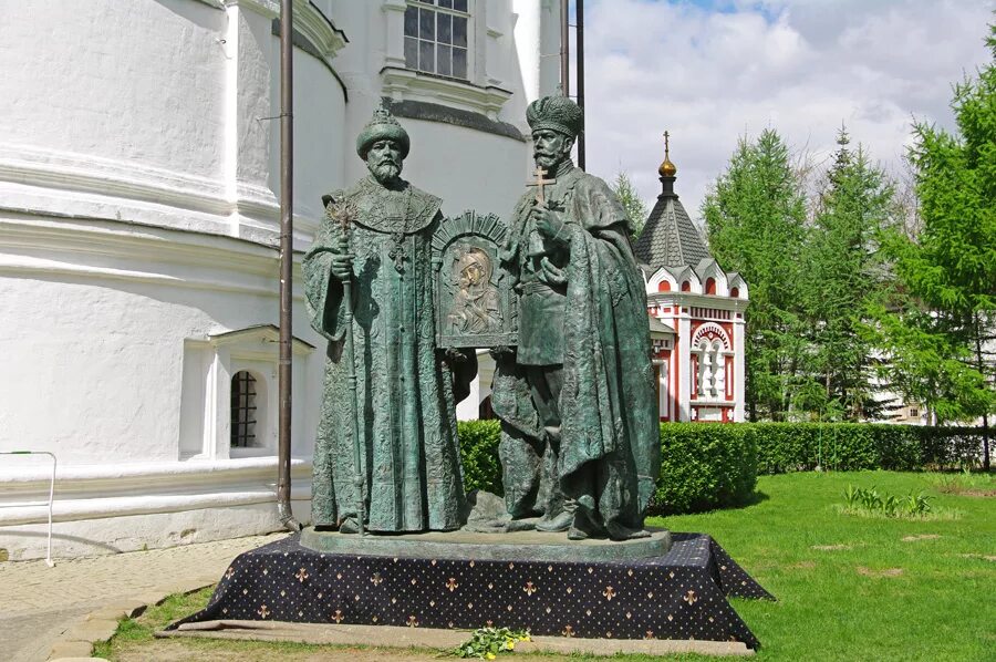 Памятник царскому. Памятник 400 летию династии романовых.новоспасский монастырь. новоспасский монастырь памятник николай 2. новоспасский монастырь памятник романовым. памятник царю михаилу фёдоровичу и николаю 2 в москве.