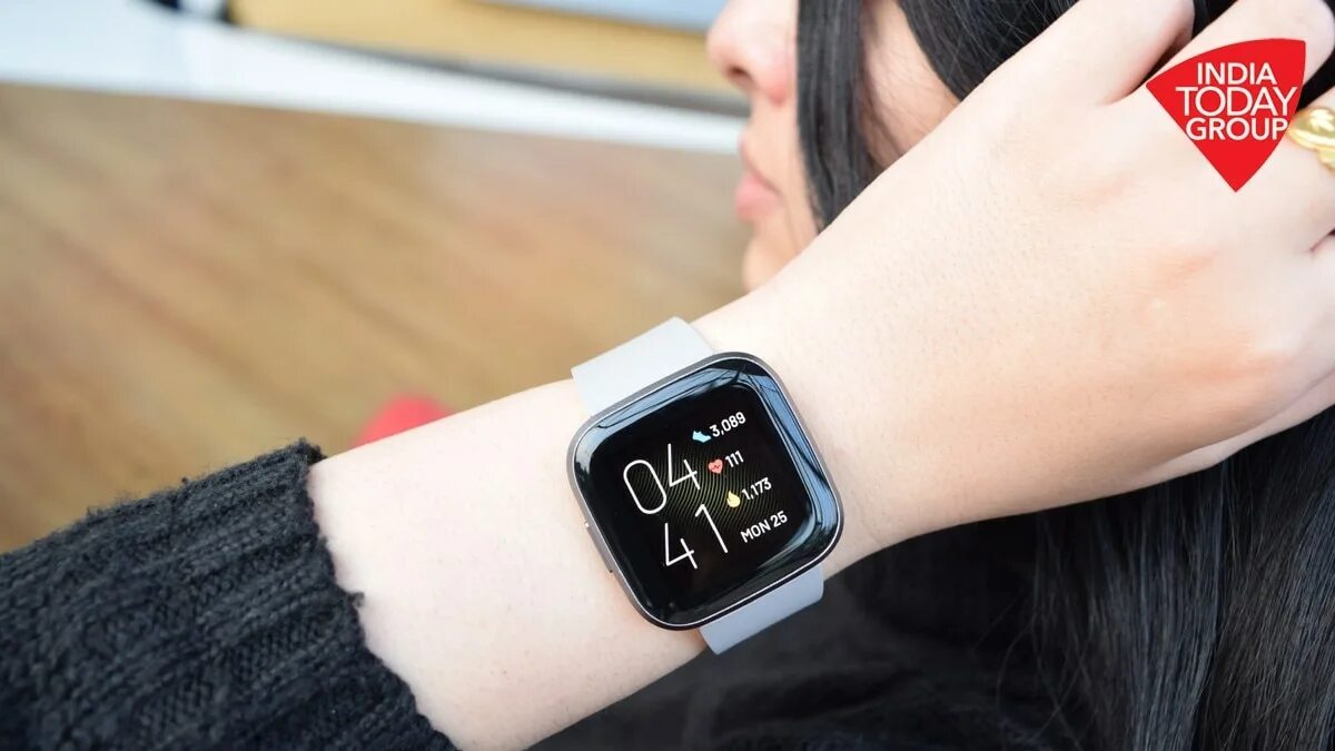 Fitbit versa 2. Fitbit versa на женской руке. часы fitbit versa 2 на руке. fitbit versa 3 на руке.