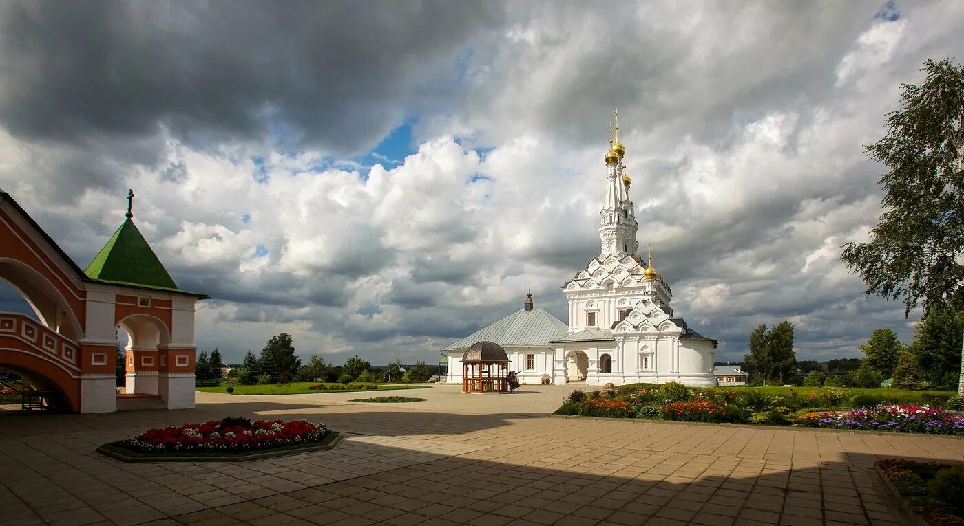 Вязьма смоленская область время. Старинный город вязьма. Зефирный храм вязьма. Вязьма памятник ленина советская площадь. Вязьма смоленская область.