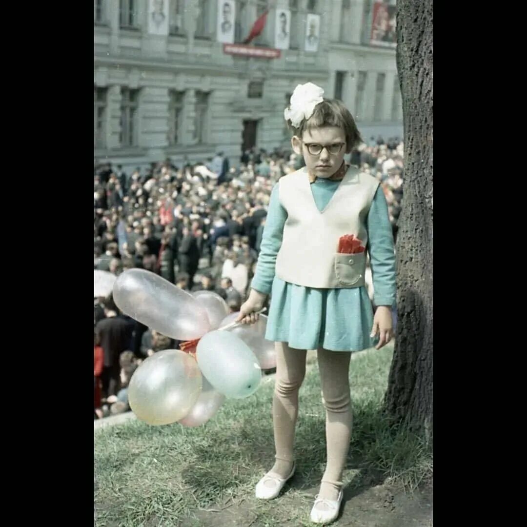 Девочка 1 мая. Девочка с шариками первое мая. первое мая девочка в очках. злая девочка с шариком 1 мая. смешная девочка на демонстрации.