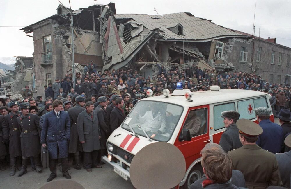 Ереван 1988. Землетрясение 7 декабря 1988 Армения Ленинакан. Спитак землетрясение 1988. Армения Спитак 1988 год землетрясение.