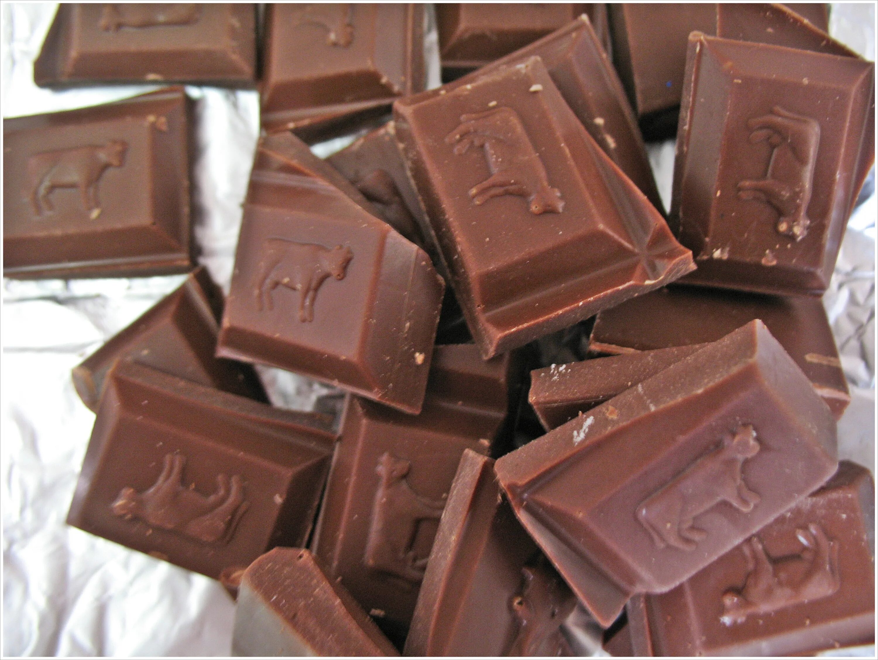 Сладости килограммами. Шоколад некондиция. Шоколадные конфеты Грузия. Шоколад килограммовый. Килограмм шоколадных конфет.