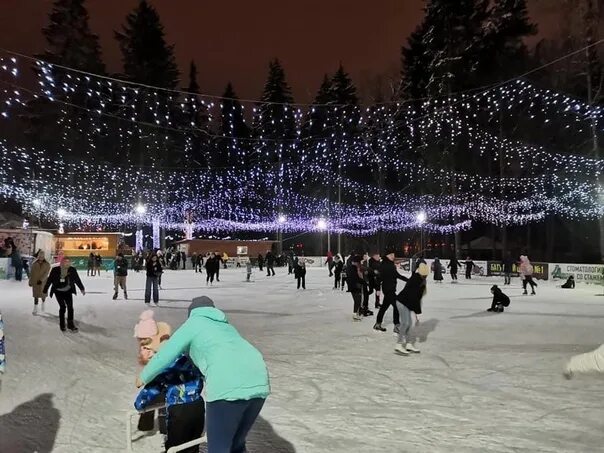 Каток в городском парке. Городской парк Обнинск каток. Каток в городском парке Обнинск. Обнинск старый парк каток. Каток старый город Обнинск 2022.