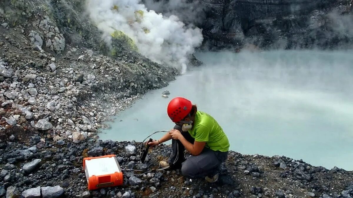 Вулканолог. Лавовые токсичные озера. Вулканолог профессия. Первая женщина-вулканолог.