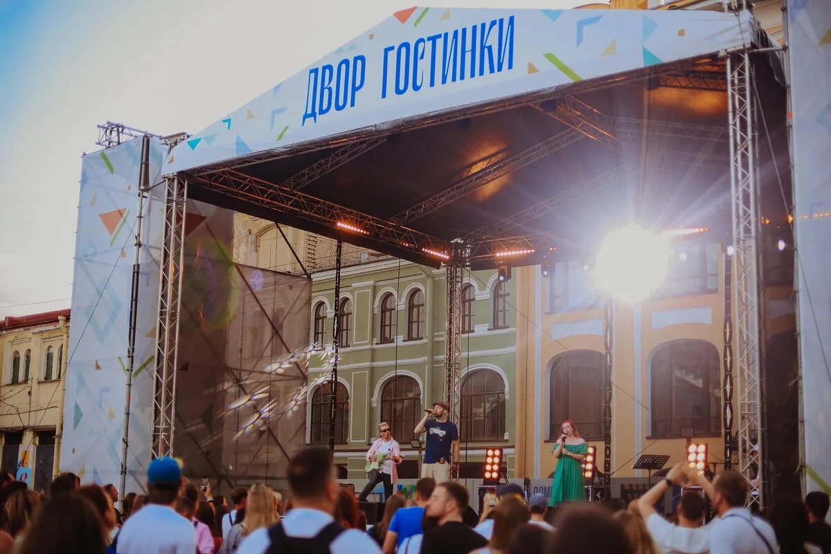 Во "Дворе Гостинки" открылась концертная площадка - KP.RU
