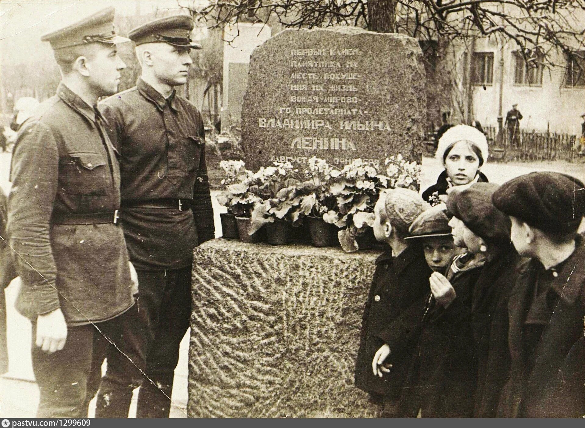 Год покушения на ленина. Место покушения на Ленина. Памятник на месте покушения на Ленина Владимира Ильича. Чернышевские казармы в Москве. Покушение на Ленина в 1918.