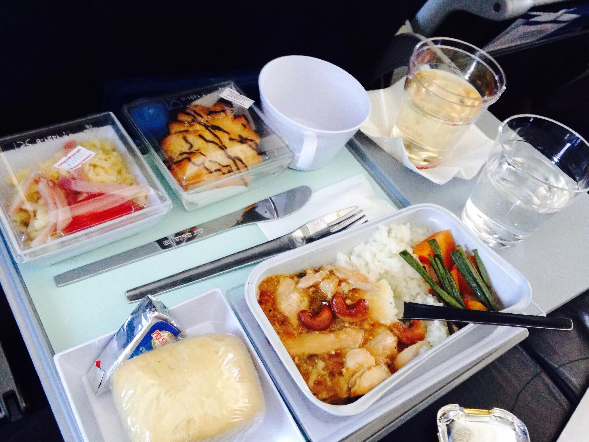 Самолете дают еду. Бортовое питание Air Astana. Питание на борту Американ Эйрлайнс. Еда в самолете. Обед в самолете.