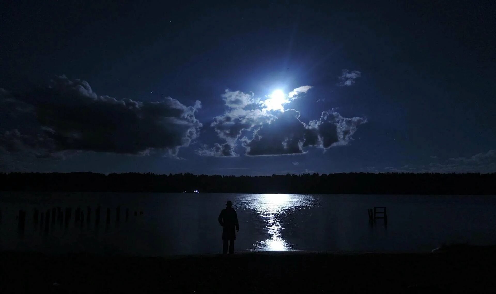 Плывет в облаках луна. Лунная ночь. Летняя ночь. Ночь на берегу реки. Ночь озеро Луна.