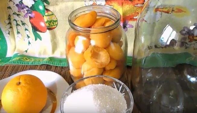 Лимонную кислоту добавляют в компот. Компот из абрикос. Абрикосовый компот на зиму. Сахар в компот на зиму. Компот из абрикосов на зиму на 3 литровую.