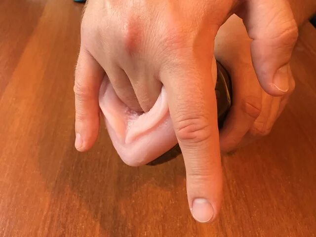 массаж ягодиц детям мальчиков. массаж ягодиц детям. девушки суют пальцы. облизывает палец. облизывает свои пальцы.