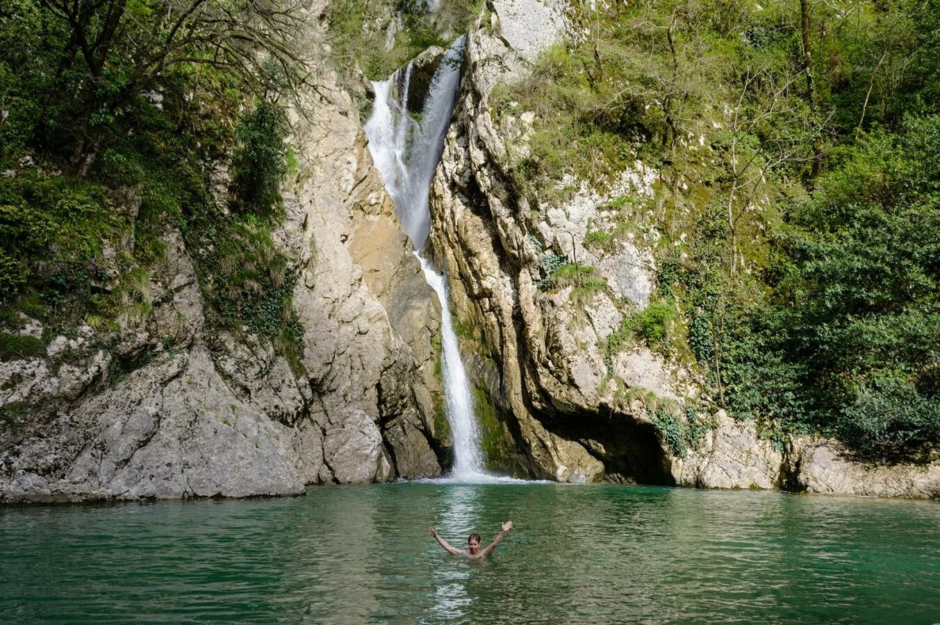 Агурские водопады краснодарский край. Агурские водопады Мацеста. Агурское ущелье в Сочи. Прометей Сочи Агурские водопады. Агурское ущелье Чертова купель.