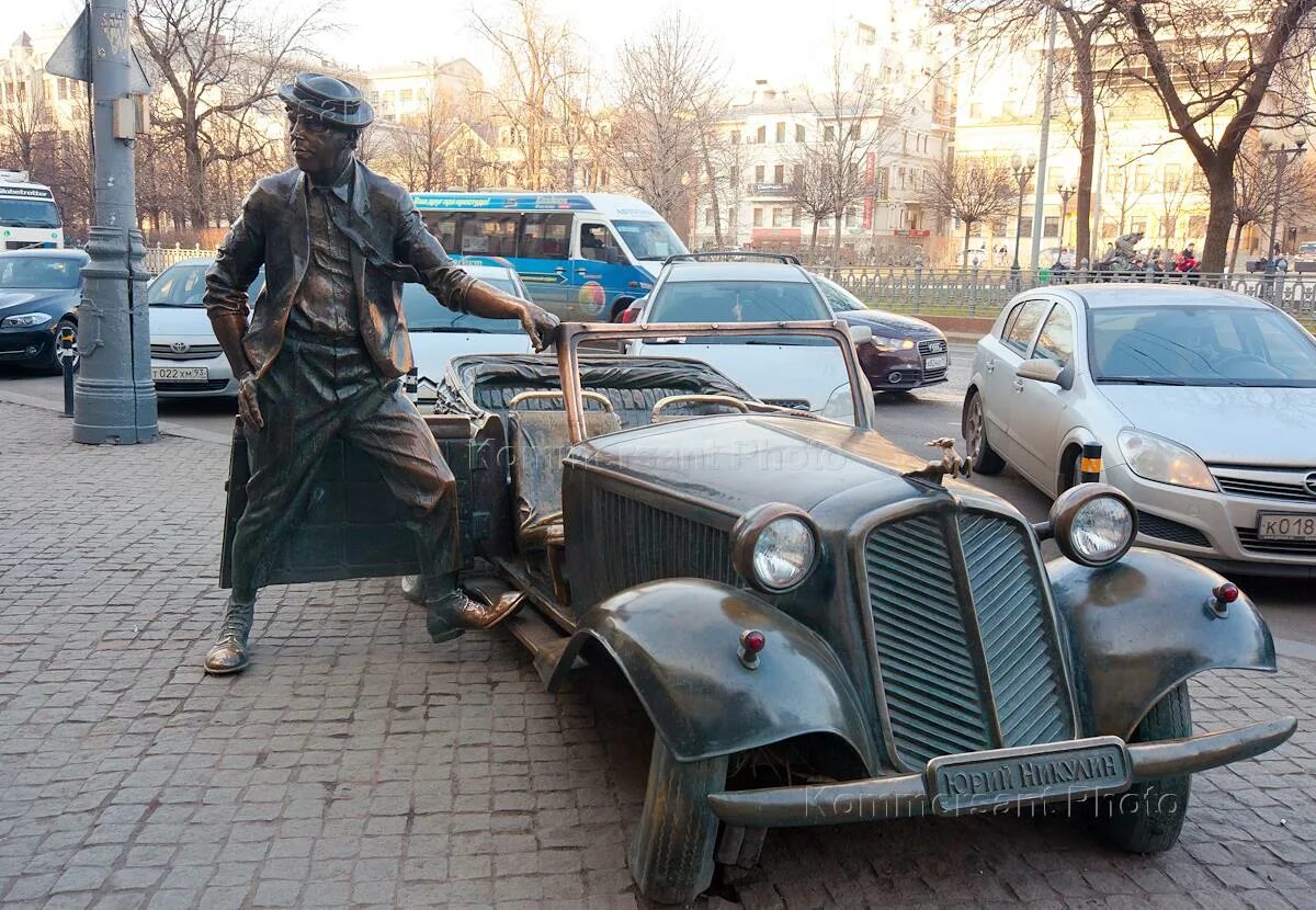 Памятник никулину в москве. Памятник юрию никулину. Памятник юрию никулину на цветном бульваре. Цирк на цветном бульваре памятник никулину. Памятник юрию никулину на цветном бульваре.