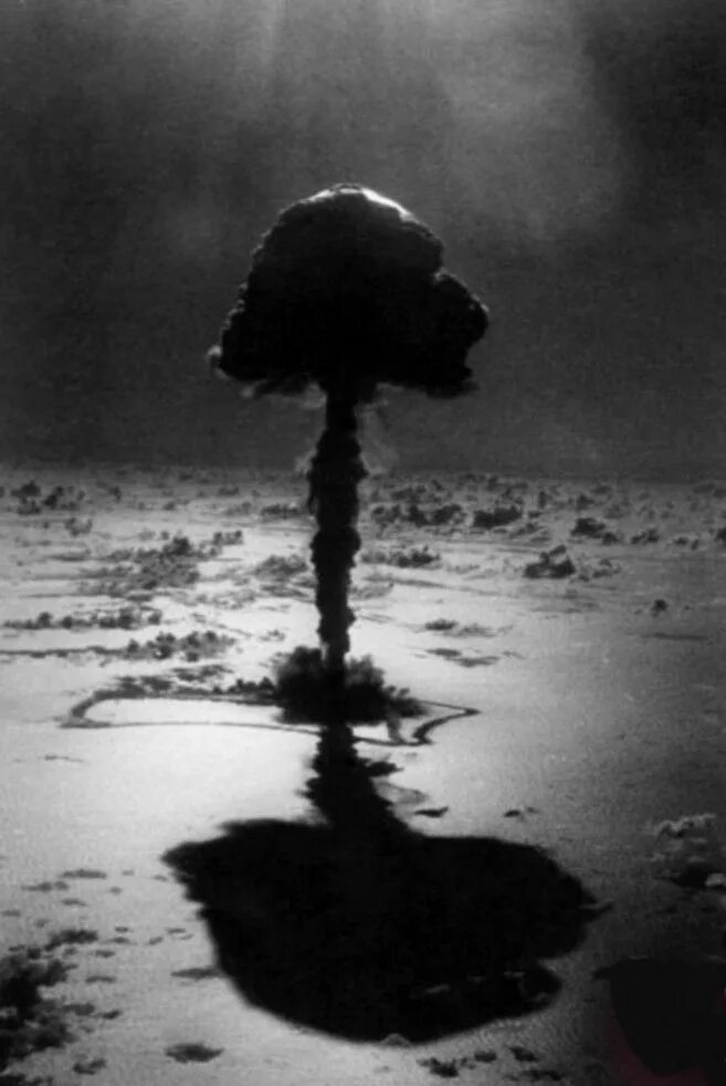 Кадры ядерного взрыва. Полигон для испытания ядерного оружия в сша. Кадры ядерного взрыва. Кадры ядерного взрыва. Ядерные испытания кндр 2006.
