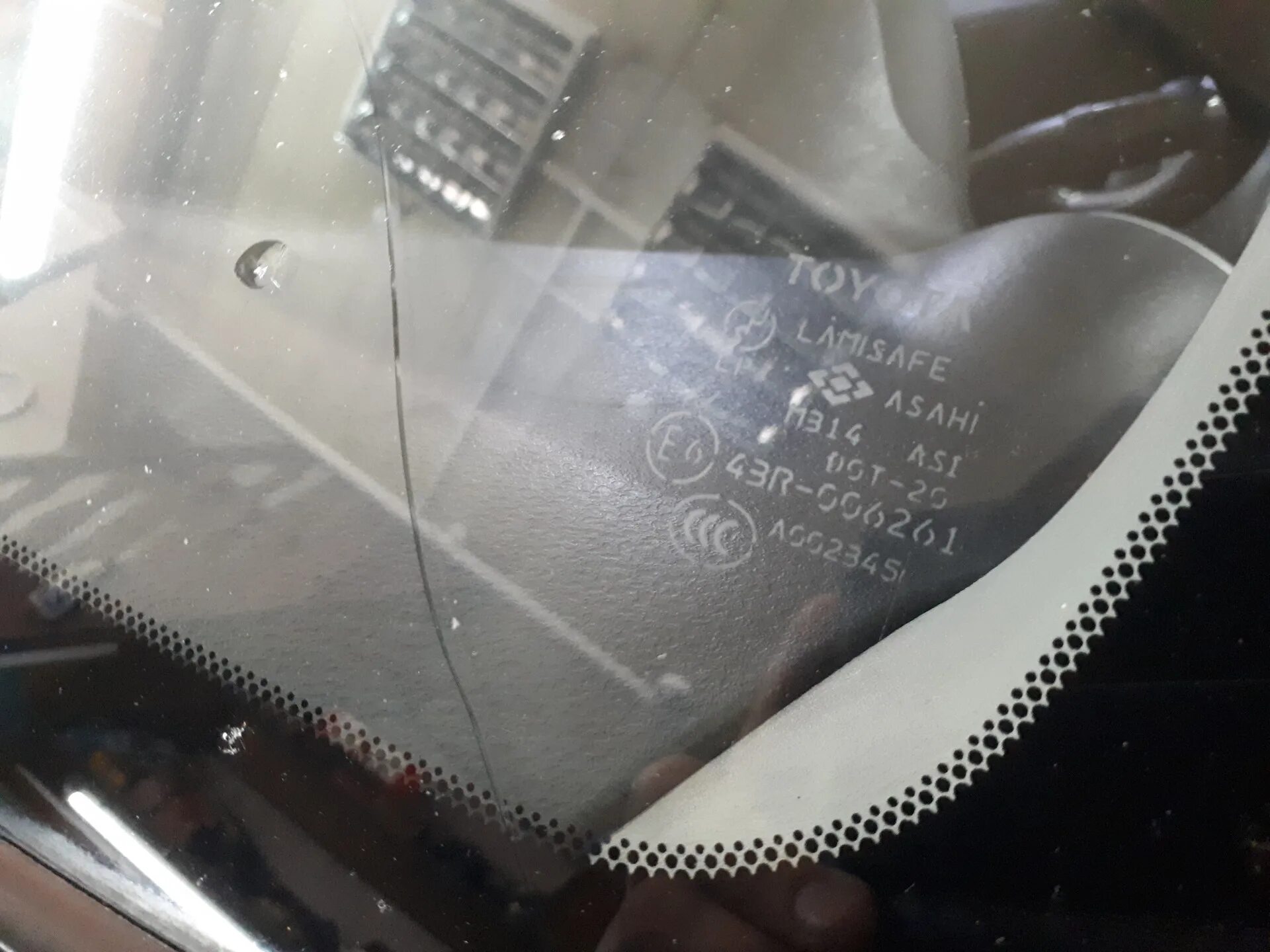 Agc лобовое стекло маркировка. Как отличить оригинальное стекло. Ветровое стекло hyundai solaris 2013 маркировка оригинального. 43r-00015 lamilex лобовое стекло. Маркировка на стекле ауди.