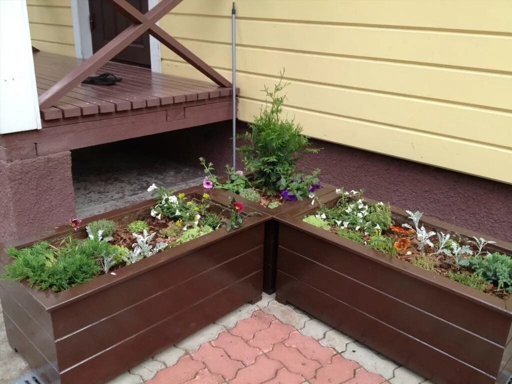 Цоколь растение. Цоколь растение. Цоколь растение. Высокие клумбы из кирпича. Клумба с галькой.