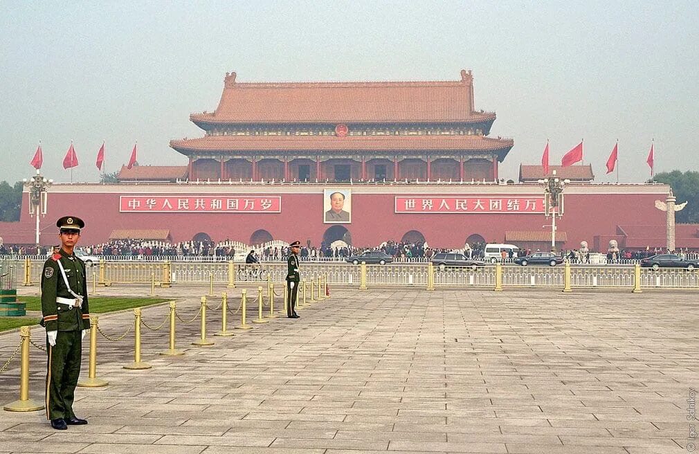 Китай самая большая площадь. Площадь Тяньаньмэнь в Пекине. Площадь Тяньаньмэнь. Пекин. Китай. Комплекс площади Тяньаньмэнь в Пекине. Площадь небесного спокойствия Тяньаньмэнь.