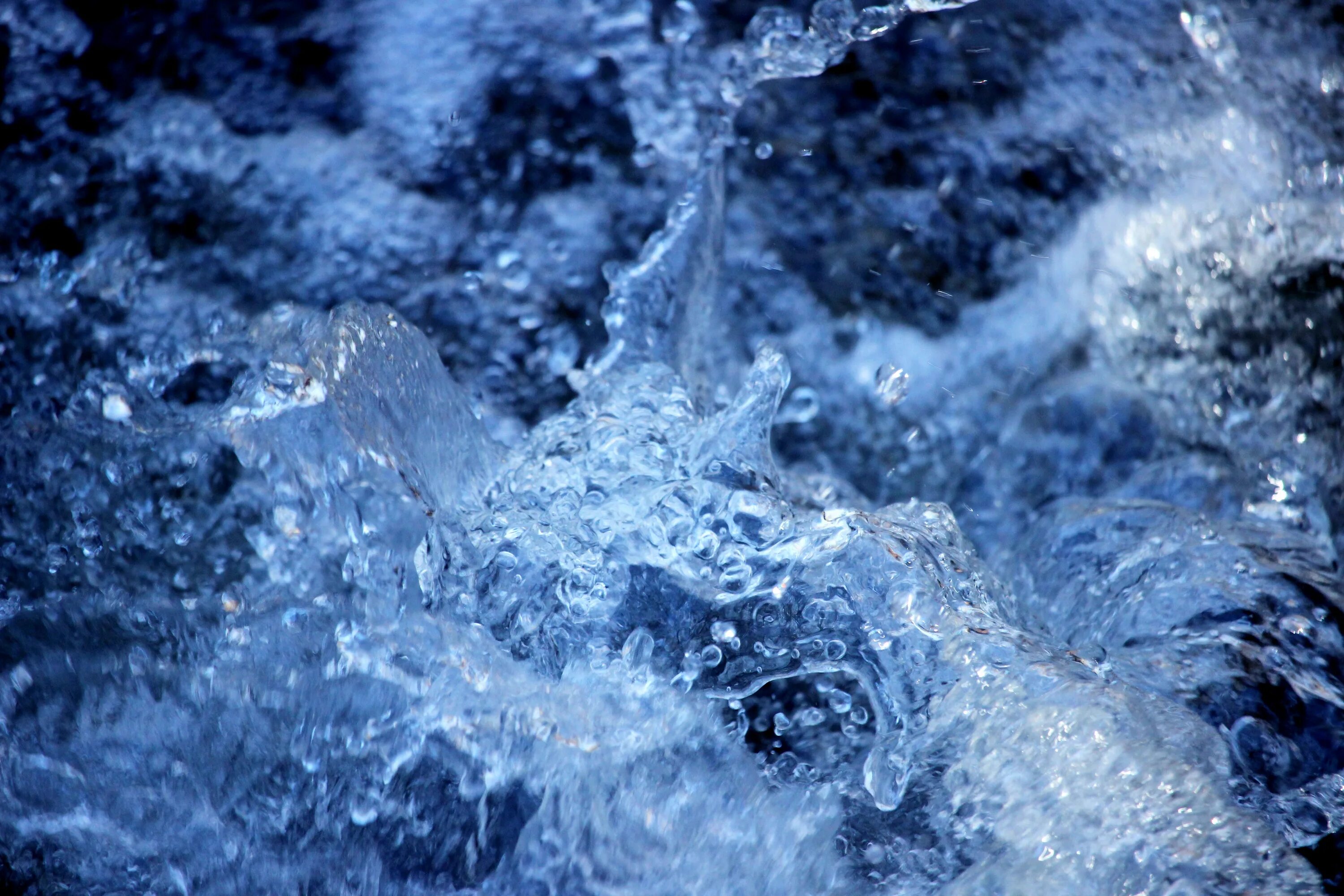 Снег состоянии воды. Всплеск воды. Брызги воды. Брызги льда. Ледяная струя.