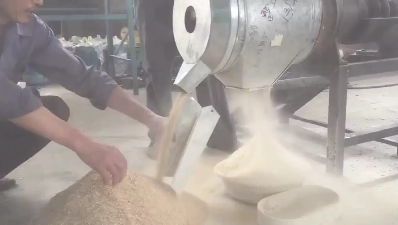 Перемолка зерна мельница. Мельница - перемол пшеницы завод. Мельница для производства муки. Зерно перемалывают в муку.