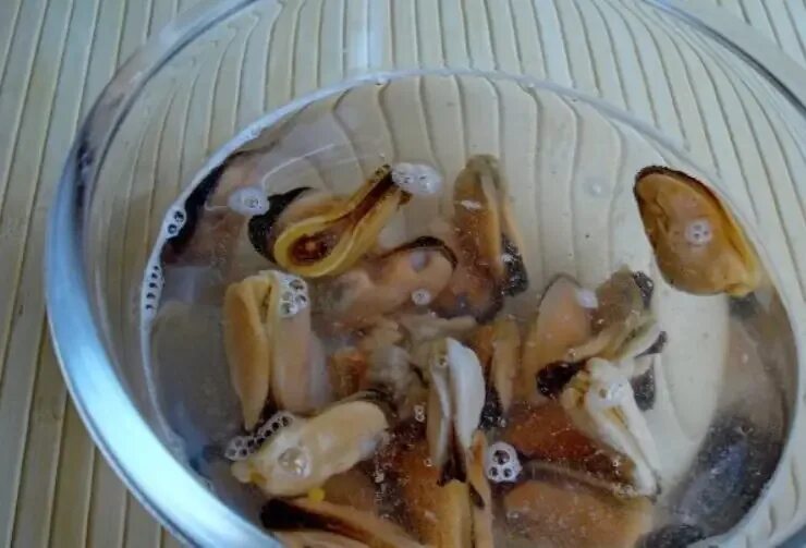 Мидии с отростками. Мясо мидий в вине. Очищенные мидии в вине. Блюда с мидиями на праздничный стол. Как разморозить мидии.