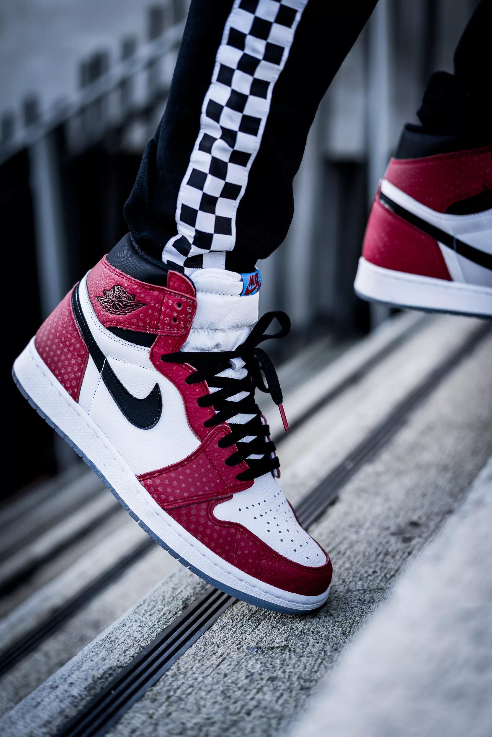 Nike air jordan 1 bloodline. Завязка джорданов. Nike air jordan 1 retro high. Nike air jordan 1 шнуровка. Nike air jordan 1 ko.