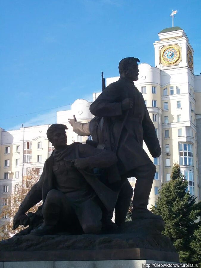 Памятник освободителям брянска брянск. Памятник воинам освободителям Брянск. Памятник воигам осовболителям брягсаг. Памятник на площади Партизан в Брянске. Памятник воинам и партизанам Брянск.