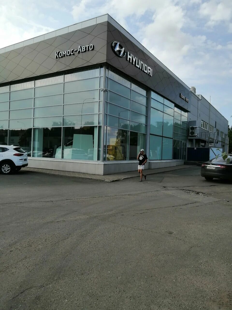 Автосалон хендай ижевск пушкинская 62. Комос авто воткинск. Комос авто воткинск. Комос авто ижевск. Тойота комос.