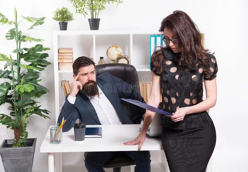 Мужчина и женщина подписывают документы. Обнял секретаршу. Беременная секретарша на работе. Секретарь и босс сток. Начальник и секретарь.