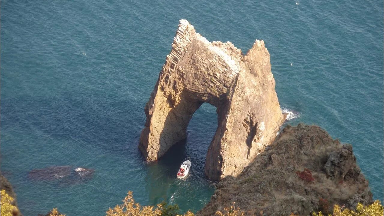 Карадагская змея в крыму. Коктебель Карадагский змей. Карадаг. Золотые ворота. Карадаг Крым змей. Золотые ворота Коктебель змей.