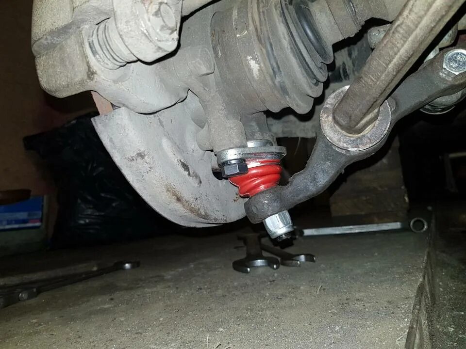 Нижняя шаровая ваз 2106. Шаровая в машине что это. Шаровая опора 1112,. Подпружиненная шаровая опора. Шаровая опора на машине.