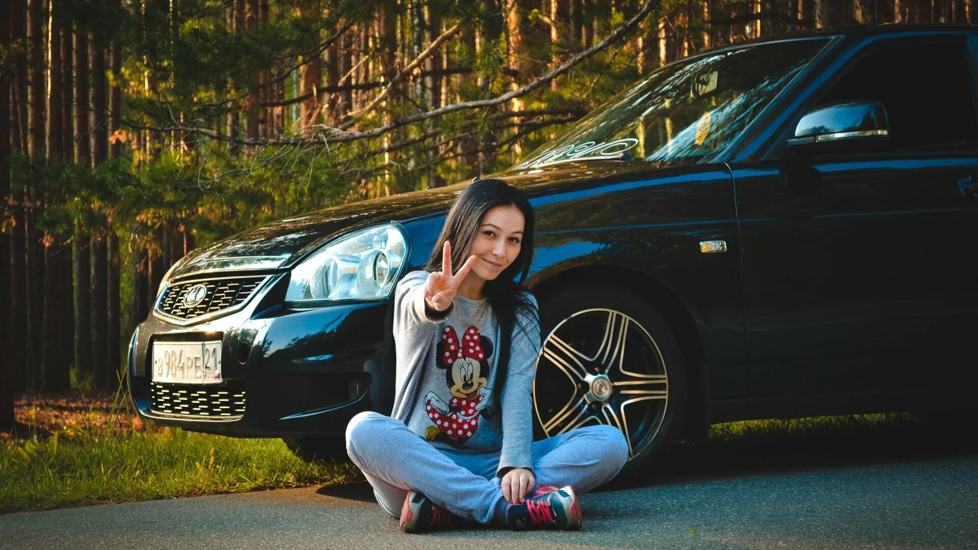 Фото около машины. Девушка сидит около машины. Девушка на улице около машины. Девушка сидит рядом с машиной. Фотосессия с приорой на природе.